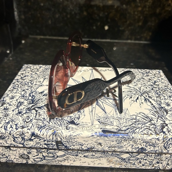 DiorBobby R1U Butterfly Sunglasses - Picture 2 of 3